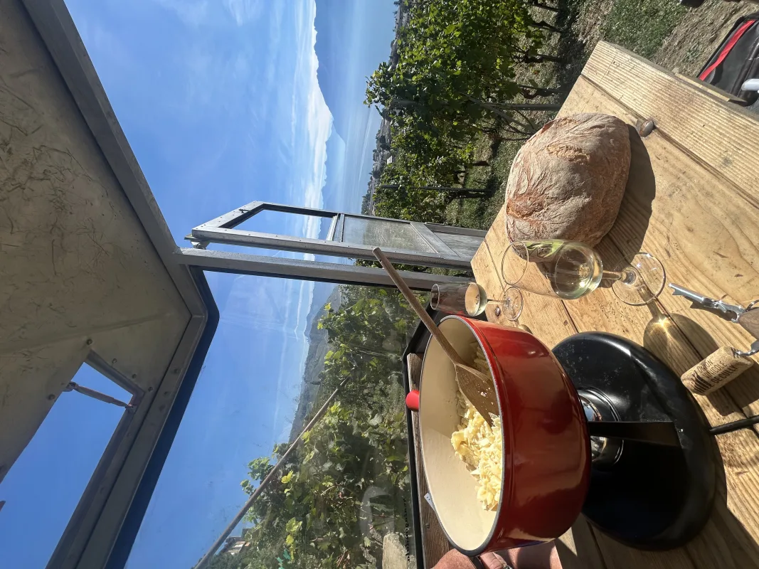 Fondue suisse traditionnelle préparée dans le vignoble de Lavaux