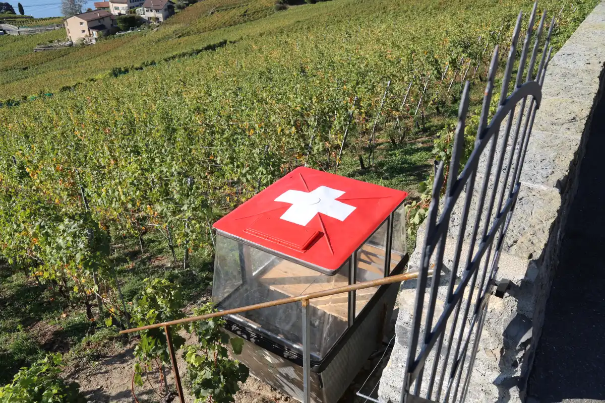 Intérieur chaleureux de La Cabine avec table dressée pour une fondue