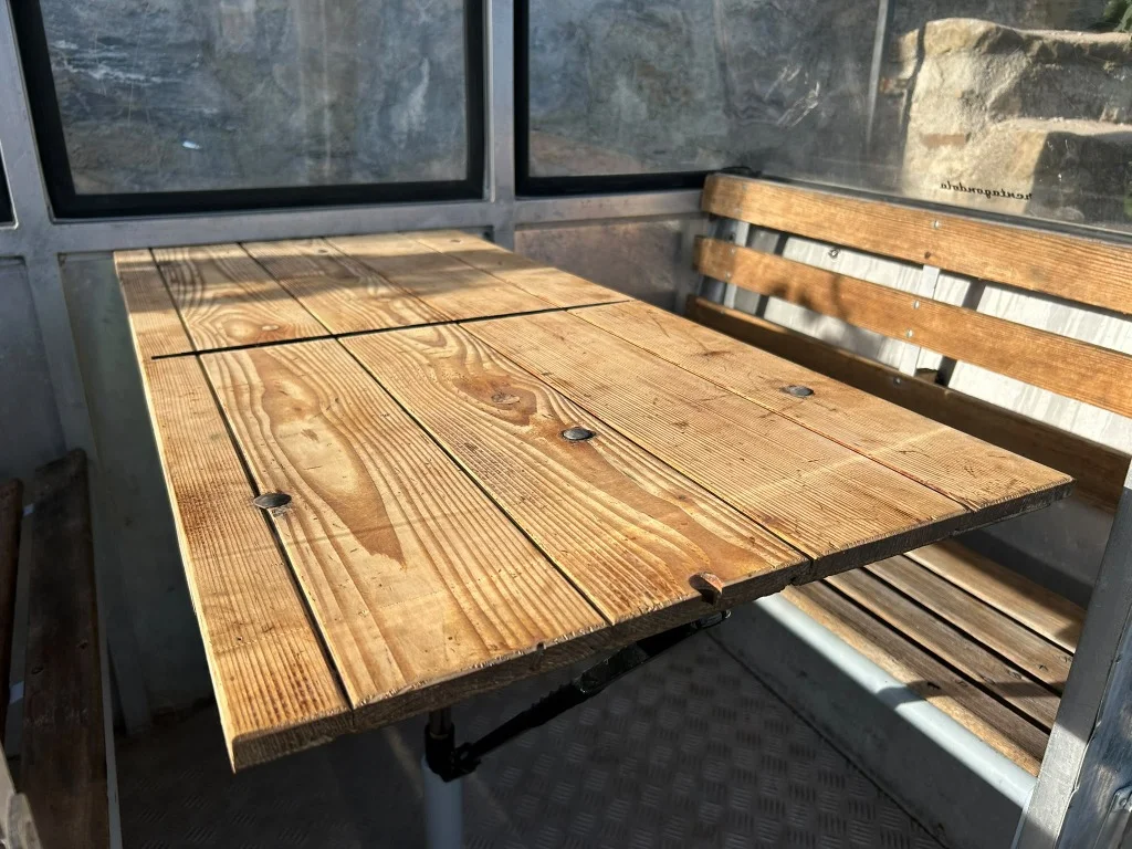 Table en bois dressée dans La Cabine